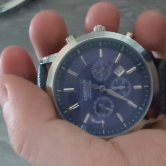 Watch - Picture 2 of 3